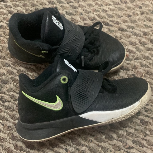Nike Kyrie size 12C - Picture 2 of 4